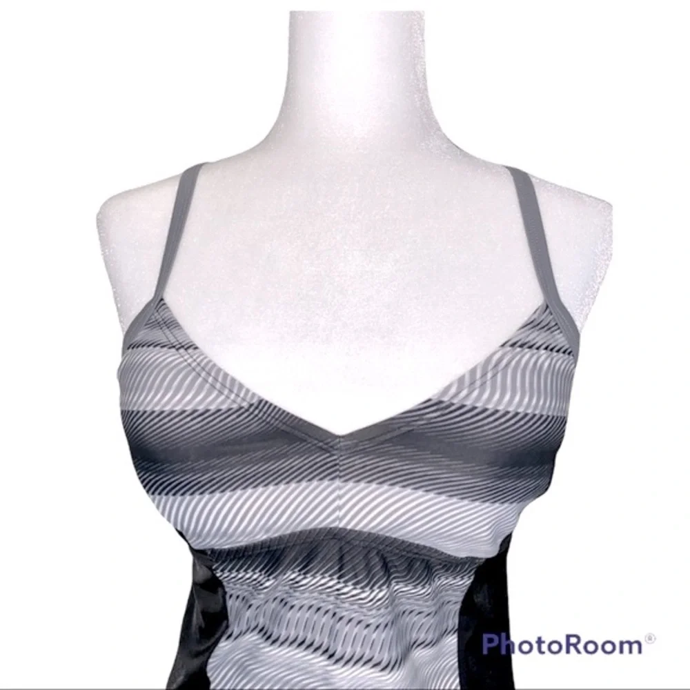 NIKE Sports Bra Tank Top Y Straps Removable Cups Black Gray Size Medium